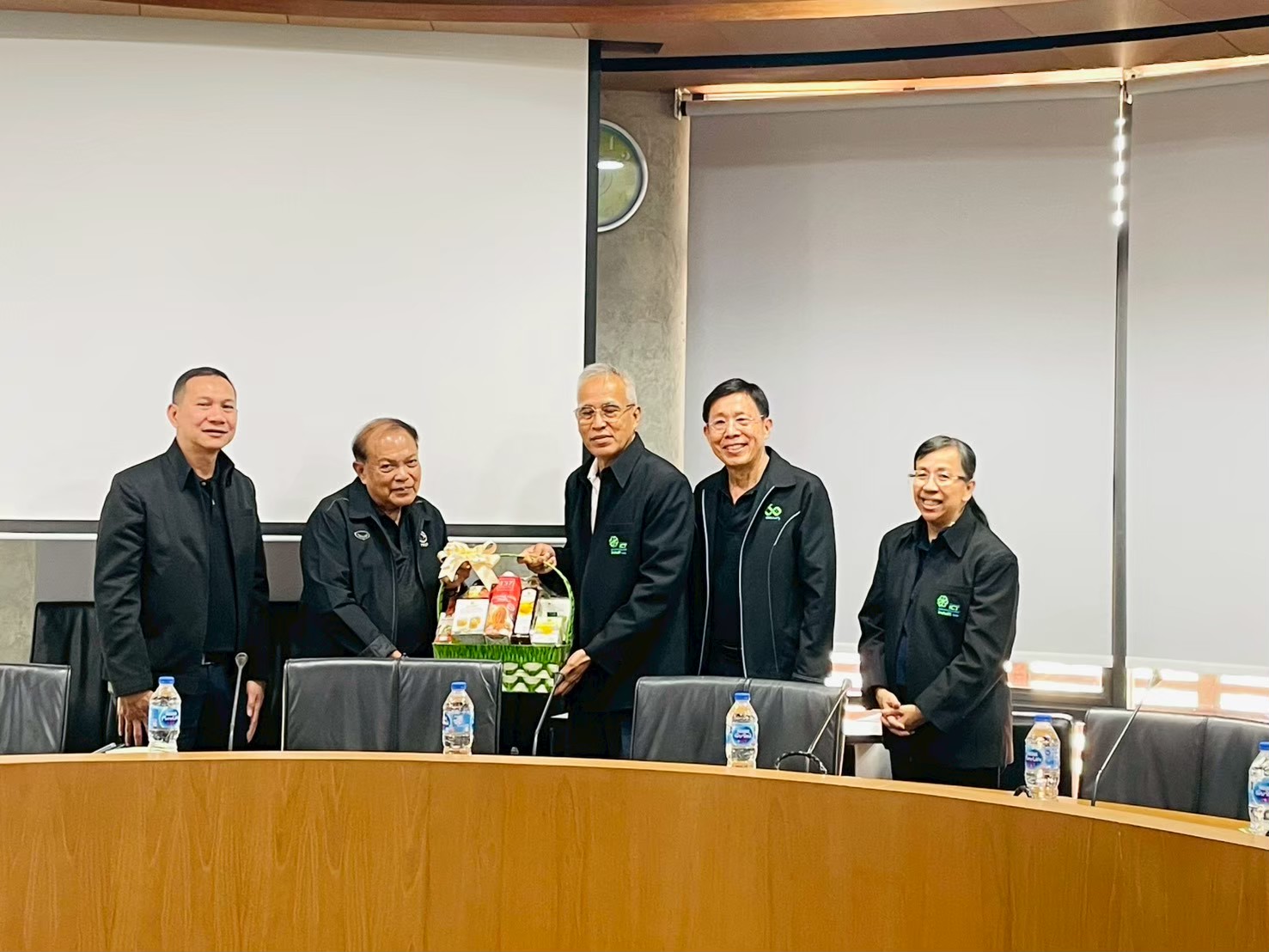 ชุมนุมสหกรณ์ออมทรัพย์ไทย ไอซีที จำกัด มอบกระเช้าให้คณะที่ปรึกษา ประจำปี 2569 รูปที่ 2